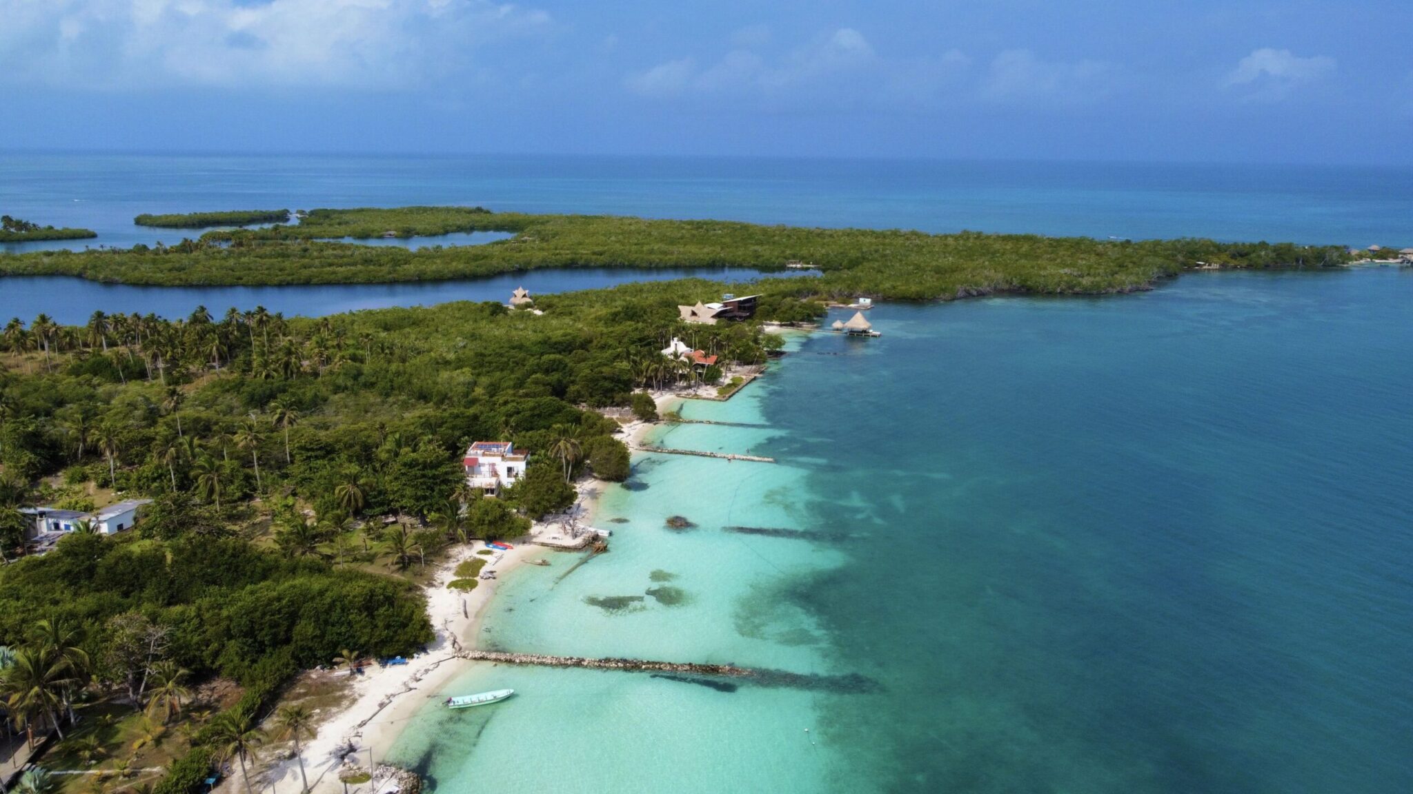Vue aérienne d’une île aux eaux cristallines en Colombie Vue aérienne d'une île aux eaux cristallines en Colombie