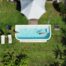 Vue aérienne d'une piscine entourée de verdure en Thaïlande