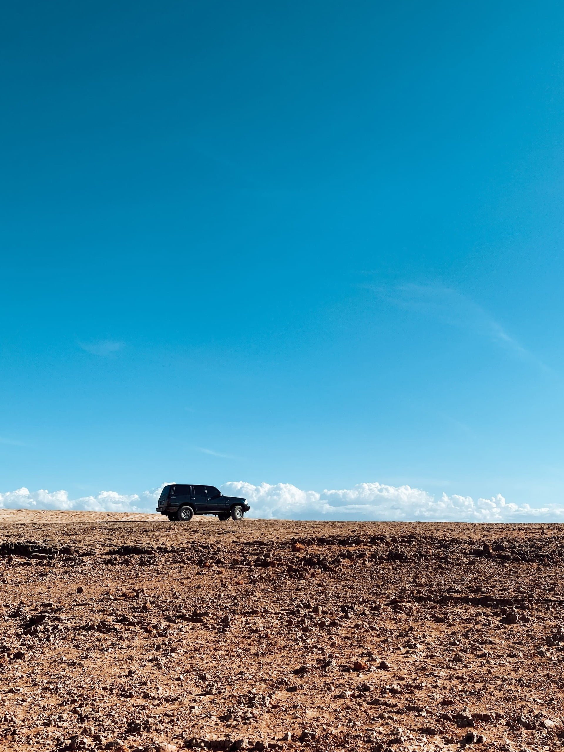 Véhicule en contre-jour sur une étendue aride en Colombie Véhicule en contre-jour sur une étendue aride en Colombie