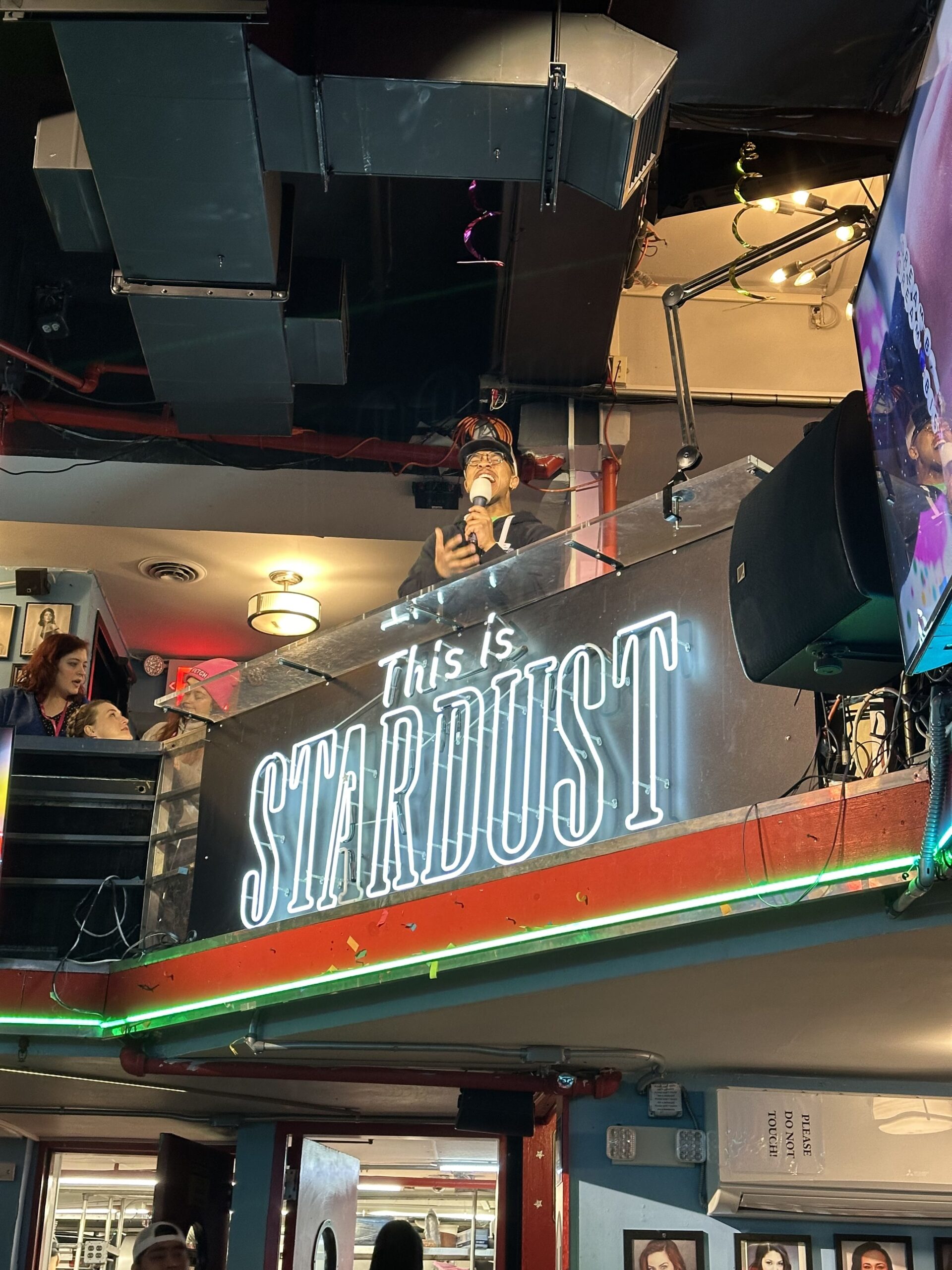 un des serveurs qui chante au sein du restaurant STARDUST