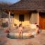 Nous deus dans la piscine de la villa chez Omeriti hôtel