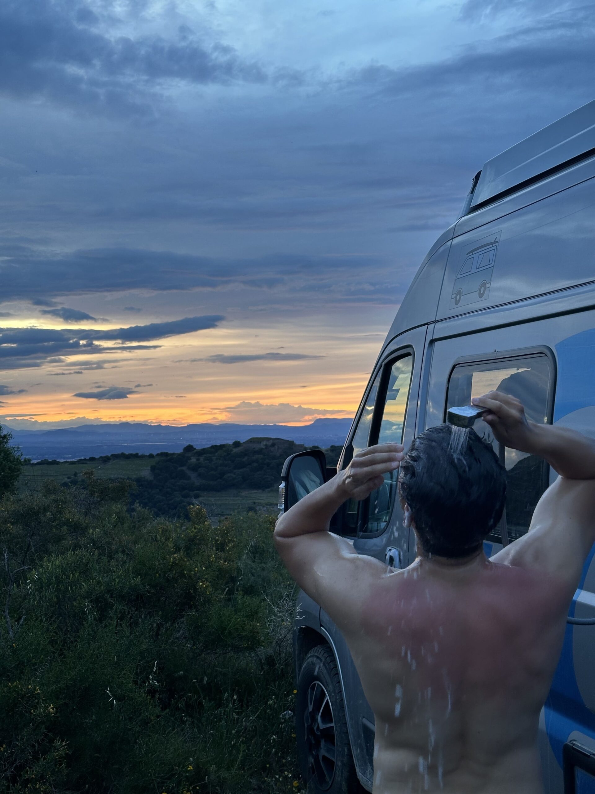 doudou se douche avec vue sur la mer à Collioure