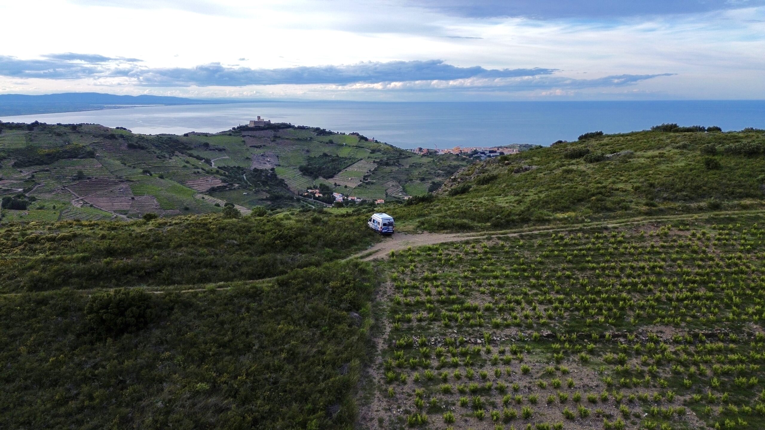 vue paysage campement Collioure en drone