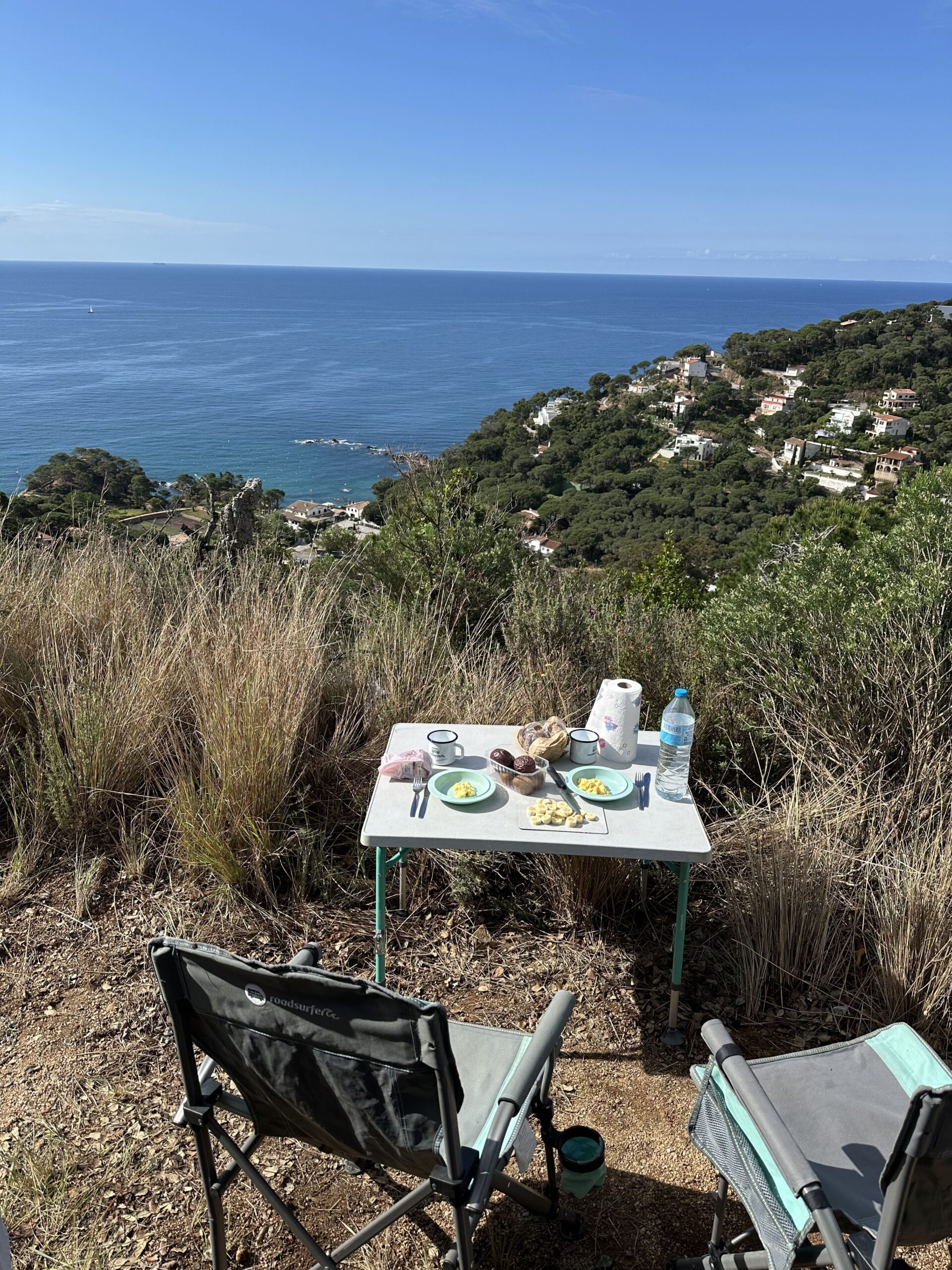 petit déjeuner à Tossa de Mar tossa face à la mer méditerranée