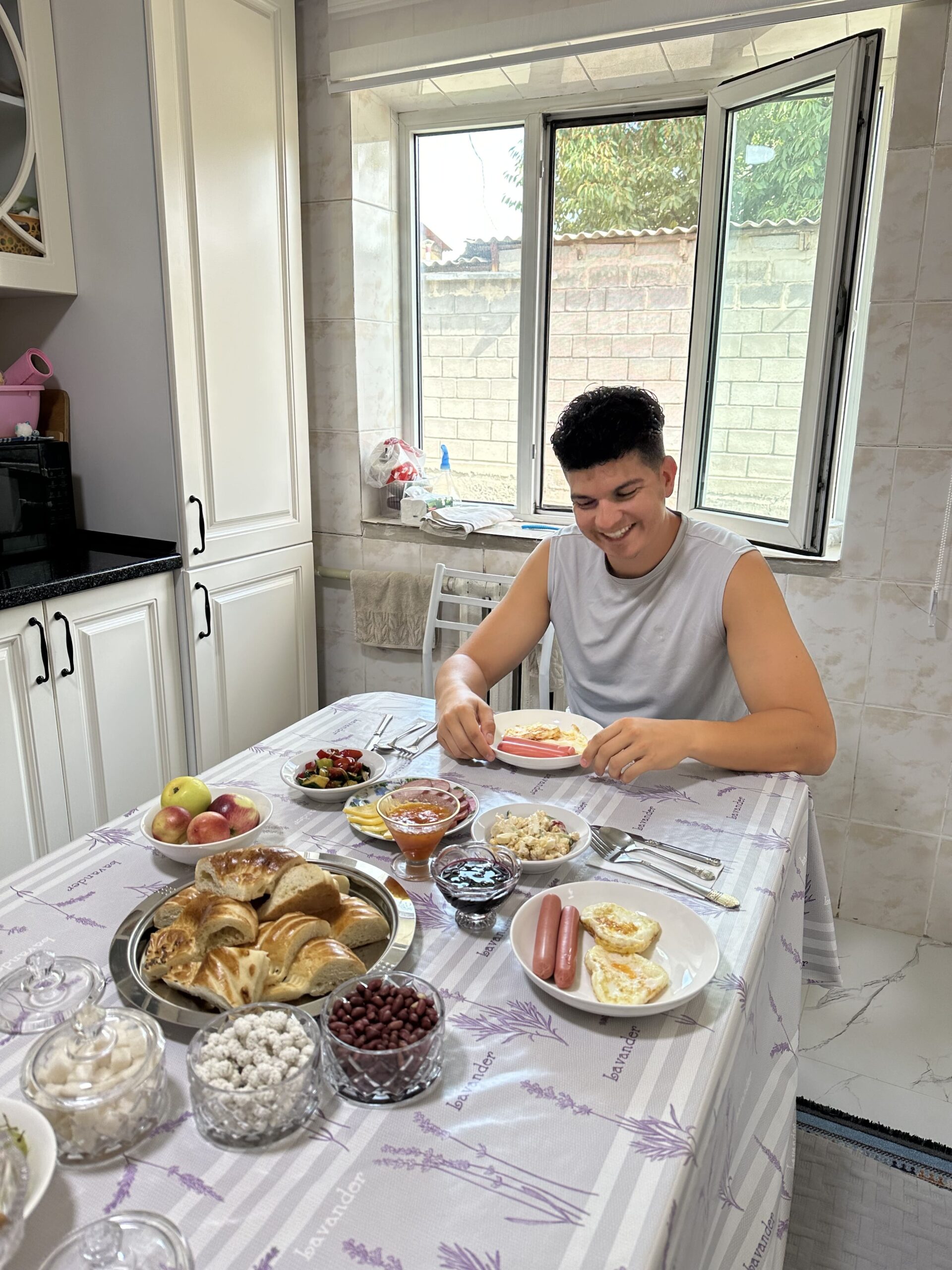 Bon petit déjeuner Kirghiz avant de prendre la route